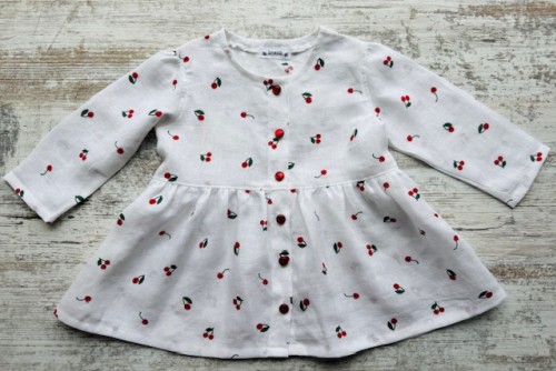 Balta palaidinukė su vyšnaitėmis 