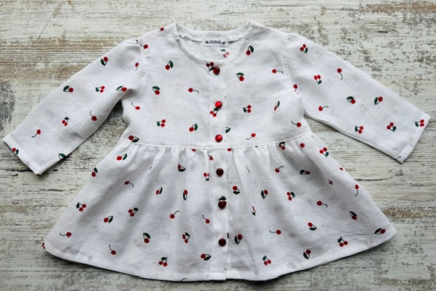 Balta palaidinukė su vyšnaitėmis 